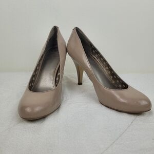 Fergalicious nude tan faux patent leather stiletto women's round toe pump work 9